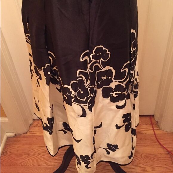 White House Black Market skirt size 4 - Picture 2 of 4